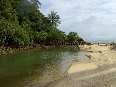 The beach is limited by a fresh water Greek where you can swim in clear mountain water and paddle deep into the jungle 